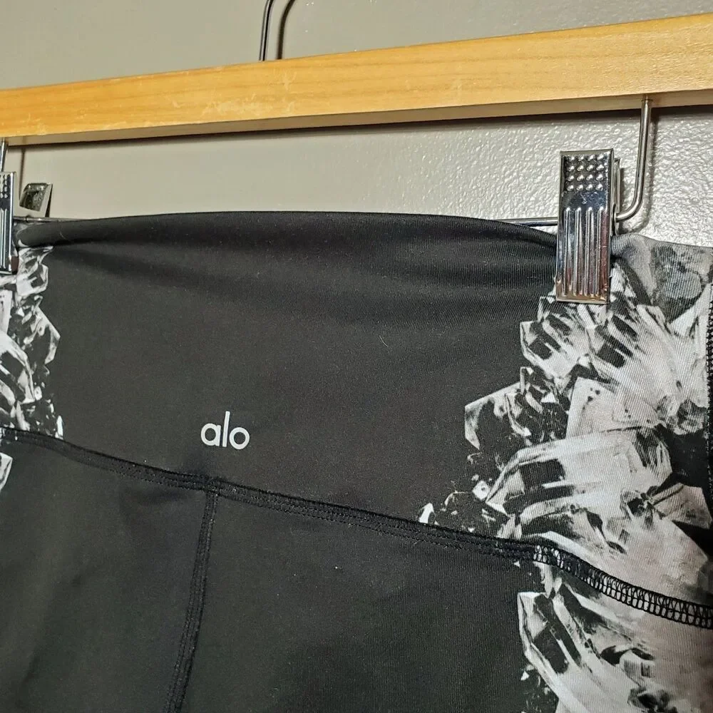 Alo Yoga Capri Leggings Size Medium Black High Waist Airbrush Dark Crystal